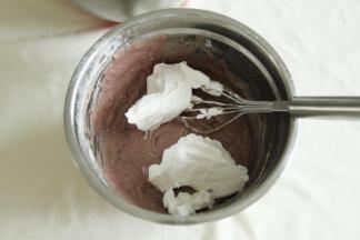 取1/3蛋白霜到蛋黄糊中，左手配合逆时针转盆，右手用蛋抽从2点钟方向切入，沿着盆底往盆边翻起到盆中心，重复切拌，翻拌动作，初步混匀。