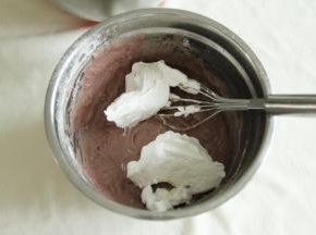 取1/3蛋白霜到蛋黄糊中，左手配合逆时针转盆，右手用蛋抽从2点钟方向切入，沿着盆底往盆边翻起到盆中心，重复切拌，翻拌动作，初步混匀。