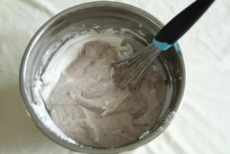 再取1/3蛋白霜，重复上一步动作，翻拌均匀后倒回到剩余蛋白霜中，同样操作，混匀。然后用刮刀将盆边和盆底的部分再翻拌几下。