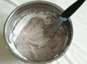 再取1/3蛋白霜，重复上一步动作，翻拌均匀后倒回到剩余蛋白霜中，同样操作，混匀。然后用刮刀将盆边和盆底的部分再翻拌几下。