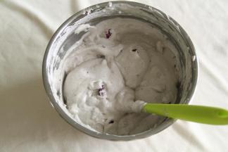 最后将紫薯颗粒分散撒在蛋糕糊上。不要全部倒在一个角落，会把蛋糕糊压消泡。用刮刀，翻拌几下，将紫薯颗粒与蛋糕糊大致拌匀即可。混匀的蛋糕糊，是没有蛋白霜块的哦。