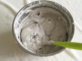 最后将紫薯颗粒分散撒在蛋糕糊上。不要全部倒在一个角落，会把蛋糕糊压消泡。用刮刀，翻拌几下，将紫薯颗粒与蛋糕糊大致拌匀即可。混匀的蛋糕糊，是没有蛋白霜块的哦。