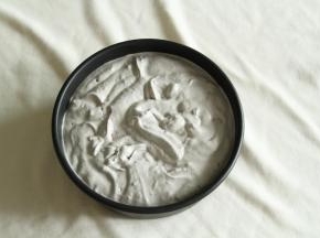 从高处倒入模具中。八到九分满。我的鸡蛋有2只有65克，所以糊接近九分满。左右晃下模具，面糊自然晃平了。然后提起模具，离桌面20公分处放手，震2下震出大气泡。