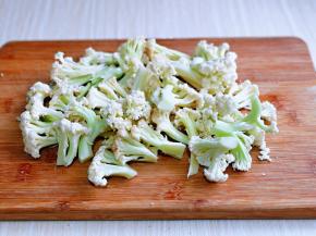 首先将花菜切小朵，冷水冲洗干净，锅中加入纯净水烧开，下花菜，大火煮2分钟捞出。