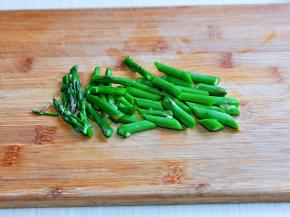 芦笋洗干净切段。