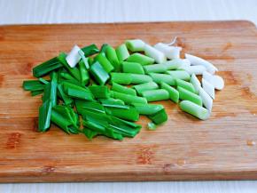 青蒜去皮，洗干净，切段。