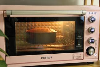 放入烤箱中层偏下位置，转上下160℃，烤48分钟。