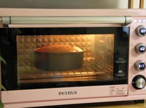 放入烤箱中层偏下位置，转上下160℃，烤48分钟。