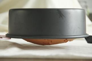 烤到时间，蛋糕膨胀到最高点略有回落，烤熟了。断电，出炉再次震模具震出热气后立即倒扣冷凉。今天蛋糕凸出好多，所以直接架在两个冷凉架中间，保持姿态！