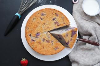 完全冷凉后脱模！关于脱模，有自信的小伙伴可以徒手脱模。沿着模具边边往下按压，慢慢脱模！个人建议，直接脱模刀，从模具边插入沿着模具边转一圈，轻松脱模！紫薯颗粒分布的位置比较随性，手脱模不一定能脱得很完美！用脱模刀脱模最省事！