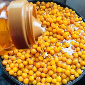 这个时候的樱桃已经从红色慢慢变成透明的黄色了！加入适量的蜂蜜搅拌均匀！（有条件的可以多放一些蜂蜜，这样可以保存更长时间，味道也更好！）