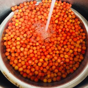 樱桃放在水龙头下反复多冲洗几遍！