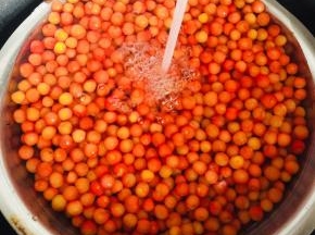 樱桃放在水龙头下反复多冲洗几遍！