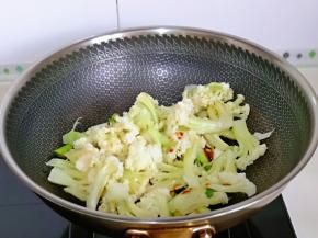 加入焯水的花菜翻炒均匀。