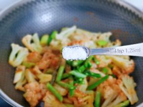 按个人口味加入盐。