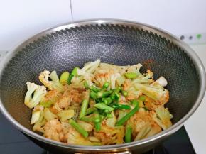 再加入十三香，切好的芦笋段，加入半小碗纯净水大火烧开。