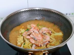 烧开后放入北极虾，大火煮2分钟。