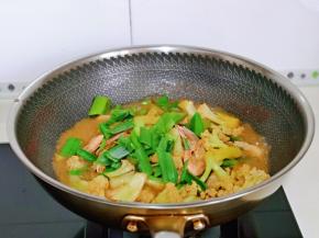 加入青蒜的叶子，煮30秒关火。