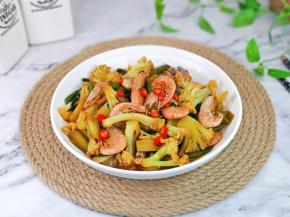 盛出装盘，撒上红辣椒段。