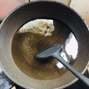 水烧开放入白糖搅拌至融化！