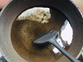 水烧开放入白糖搅拌至融化！