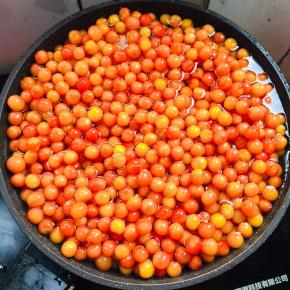 放入樱桃，煮开后再煮三分钟即可关火！