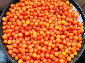 放入樱桃，煮开后再煮三分钟即可关火！