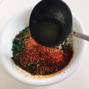 第一次淋入热油，搅拌均匀！