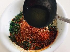 第一次淋入热油，搅拌均匀！