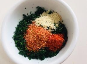 切好的小茴香装入碗中，放入三勺粗辣椒面，一勺细辣椒面，一把白芝麻！