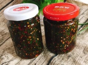 装入玻璃瓶中，放入冰箱冷藏保存即可！