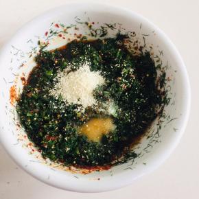 放入盐和鸡精调味！（要比平时炒菜稍微咸一点点儿！）