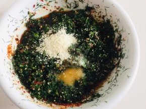 放入盐和鸡精调味！（要比平时炒菜稍微咸一点点儿！）