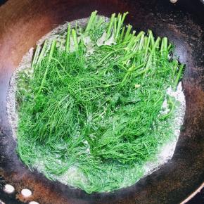 水开后放入小茴香，焯烫30秒，捞出！