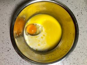 另取一个盆，把鸡蛋、融化的黄油和牛奶混合拌匀；