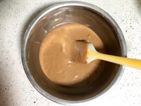 用翻拌的手法把面糊拌匀至顺滑没有结块，松饼糊就调好了，非常简单。