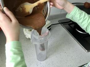 把面糊装进裱花袋，把裱花袋放入一个高一些的杯子里比较好操作哦。