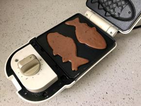 轻食机预热好后，把可可面糊挤入鲷鱼盘中。