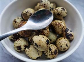 用勺子敲碎外壳备用。