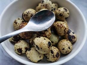 用勺子敲碎外壳备用。