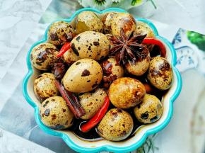 凉至室温后连汤一起盛出，过夜后更入味。