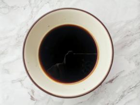 先来调个酱汁：生抽3勺+陈醋2勺十老抽1勺十蚝油1勺十白糖1勺，搅拌均匀。
