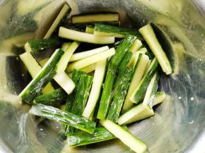 黄瓜洗净切条去掉黄瓜心，