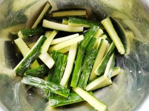 黄瓜洗净切条去掉黄瓜心，