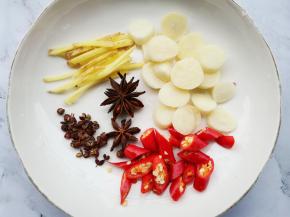 蒜切片，姜切丝，小米椒切段。