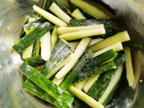 加一勺盐拌匀腌制半小时，