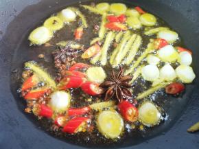 锅中热油，爆香蒜片、姜丝、小米椒、花椒、八角，