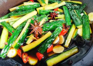 和黄瓜条拌匀腌制2小时，完成！