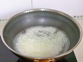 首先我们先煮西米，水烧开后倒入西米大火烧开。