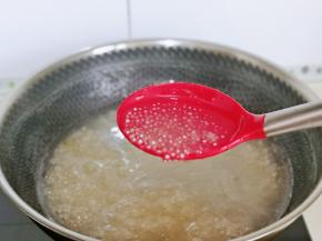 转小火慢煮，发现水粘稠时再加入冷水，反复多次。